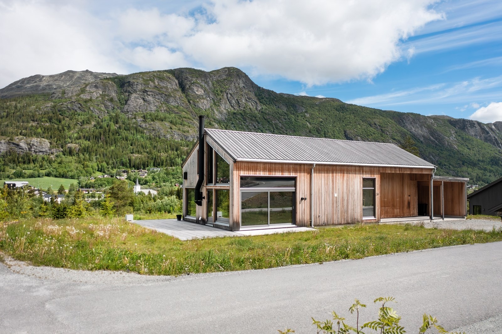 Moderne enebolig med flott beliggenhet og nydelig utsikt. Gåavstand til "alt". Galleribilde