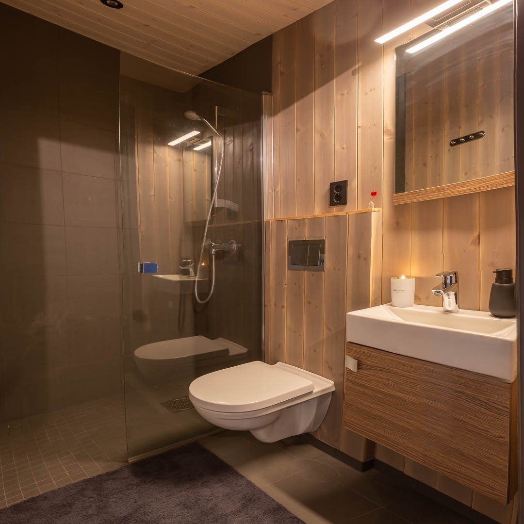 Baderom tilknyttet hovedsoverom. Galleribilde