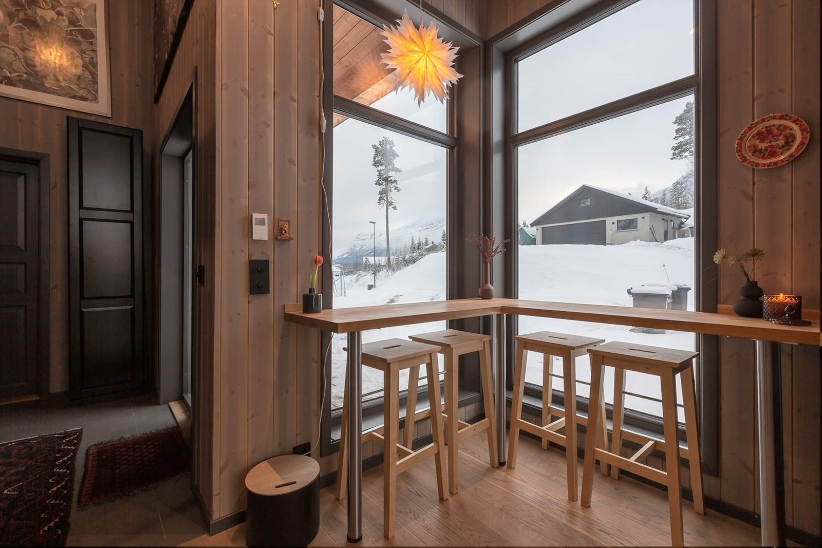 Frokosthjørne i riktig vinkel for morgensolen. Galleribilde