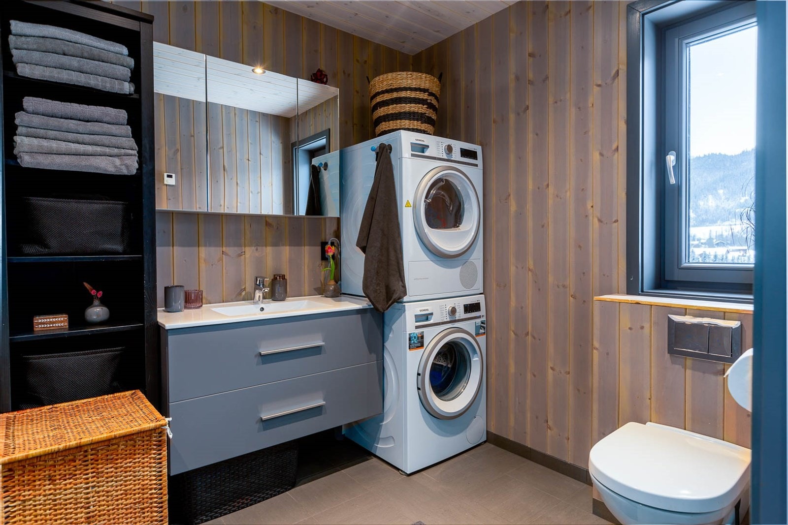 Baderom med opplegg for vaskemaskin og tørketrommel. Galleribilde