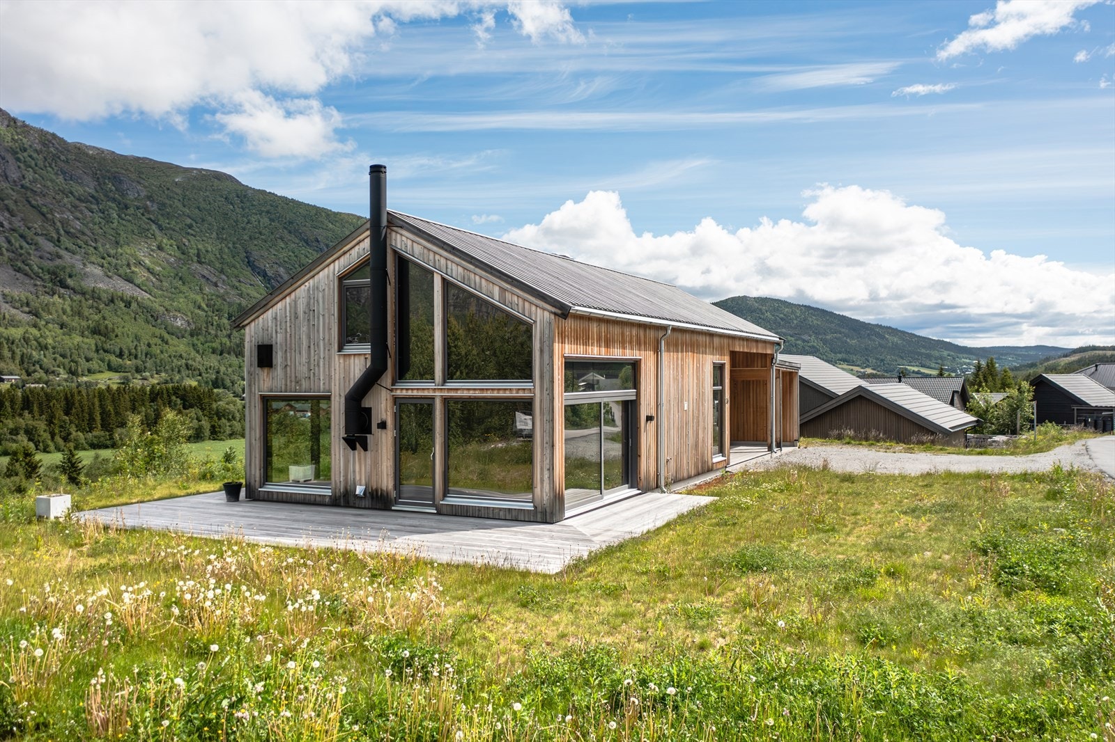 Stor terrasse med gode solforhold. Nydelig arkitektur. Galleribilde