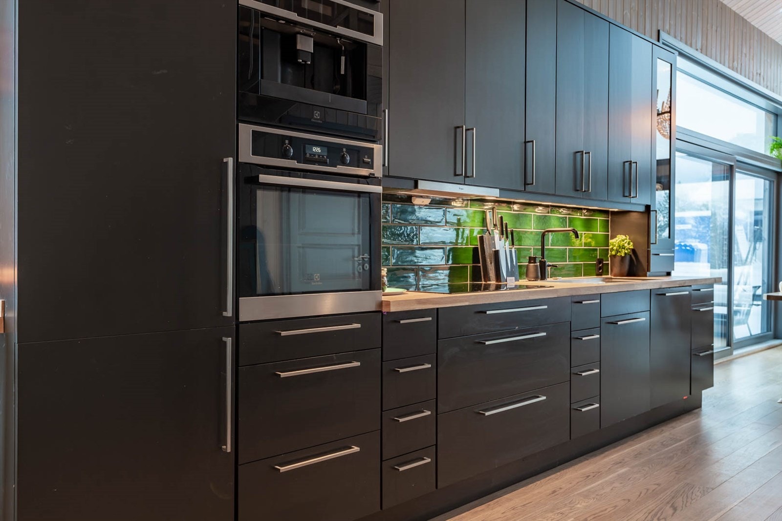 Pent kjøkken med hvitevarer i høy kvalitet. Galleribilde