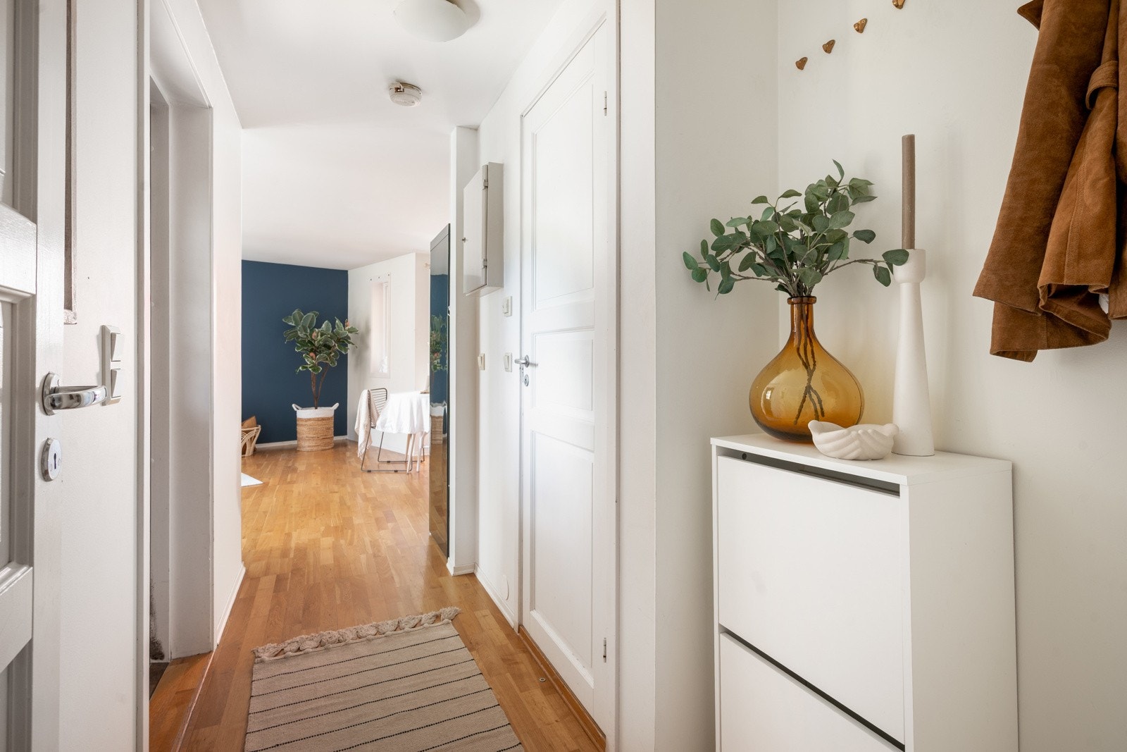 Gang med plass til ønsket møblement for oppbevaring av sko og yttertøy. Galleribilde