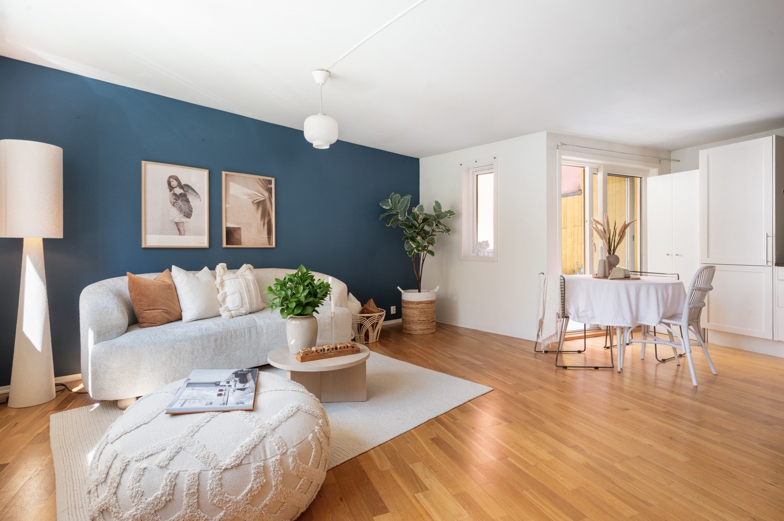 Romslig åpen stue- og kjøkkenløsning på 27 kvm. Galleribilde