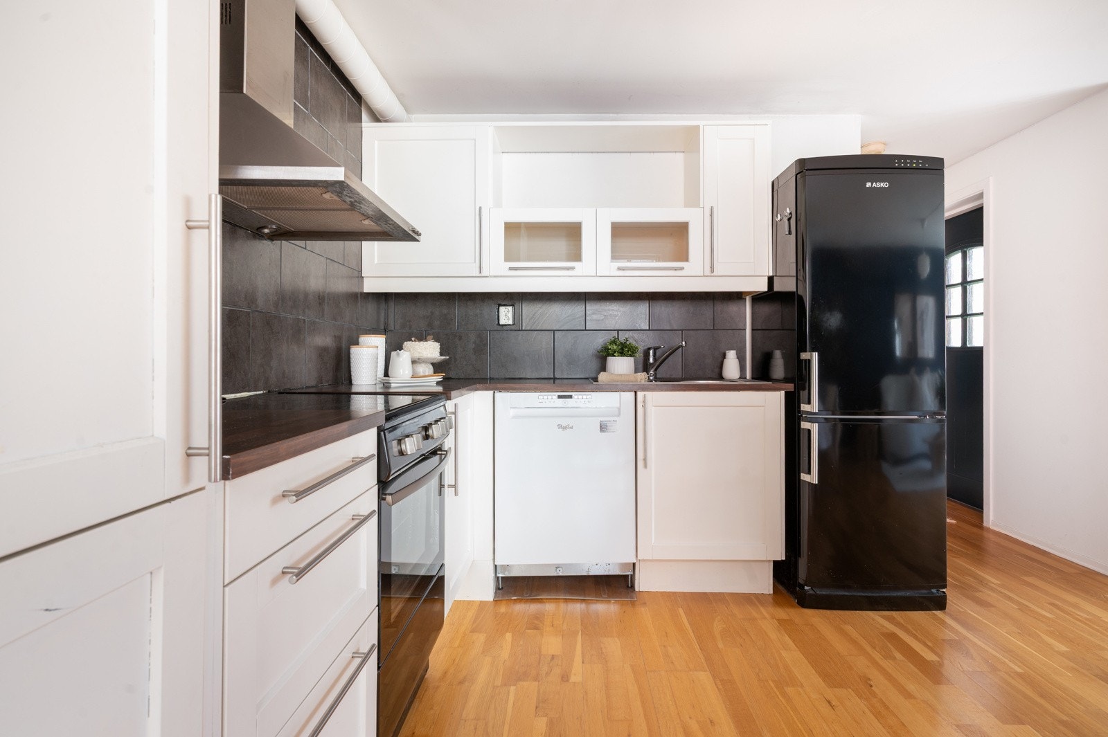 Kjøkkenet har fine arbeidsflater og god oppbevaringsplass i skuffer, over- og underskap. Galleribilde