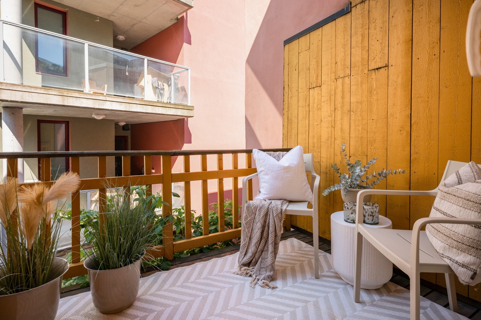 Leiligheten har en egen balkong med plass til enkelt utemøblement. Galleribilde