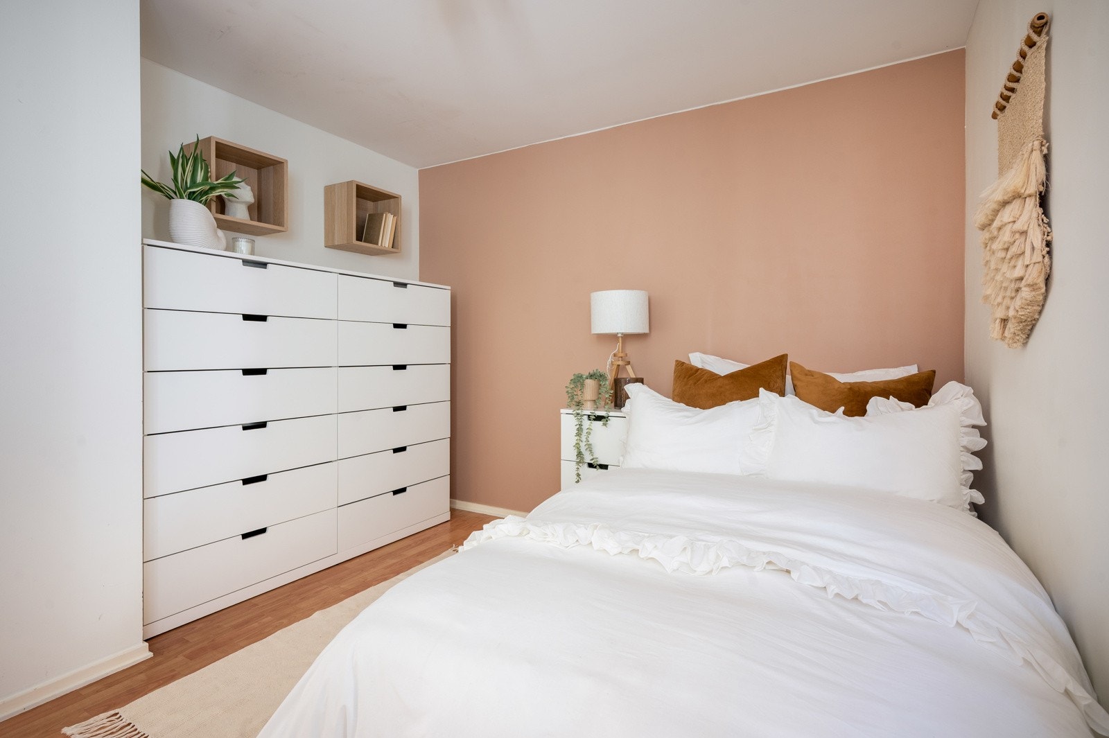 Her kan man enkelt møblere med stor seng med tilhørende nattbord og ønsket garderobeløsning. Galleribilde