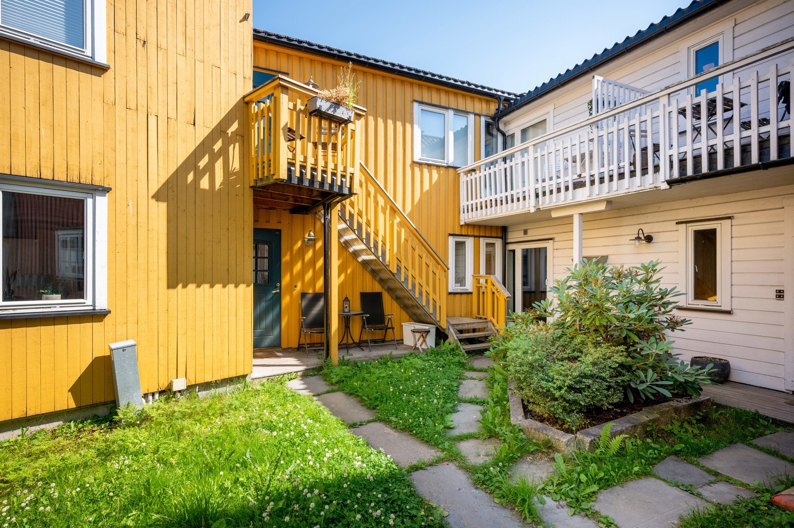 Boligen ligger i en skjermet bakgård, uten innsyn og støy fra gaten. Galleribilde