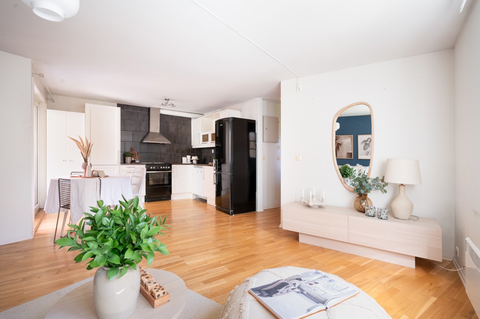 Lyse farger og store vindusflater gir rommet en fin romfølelse. Galleribilde