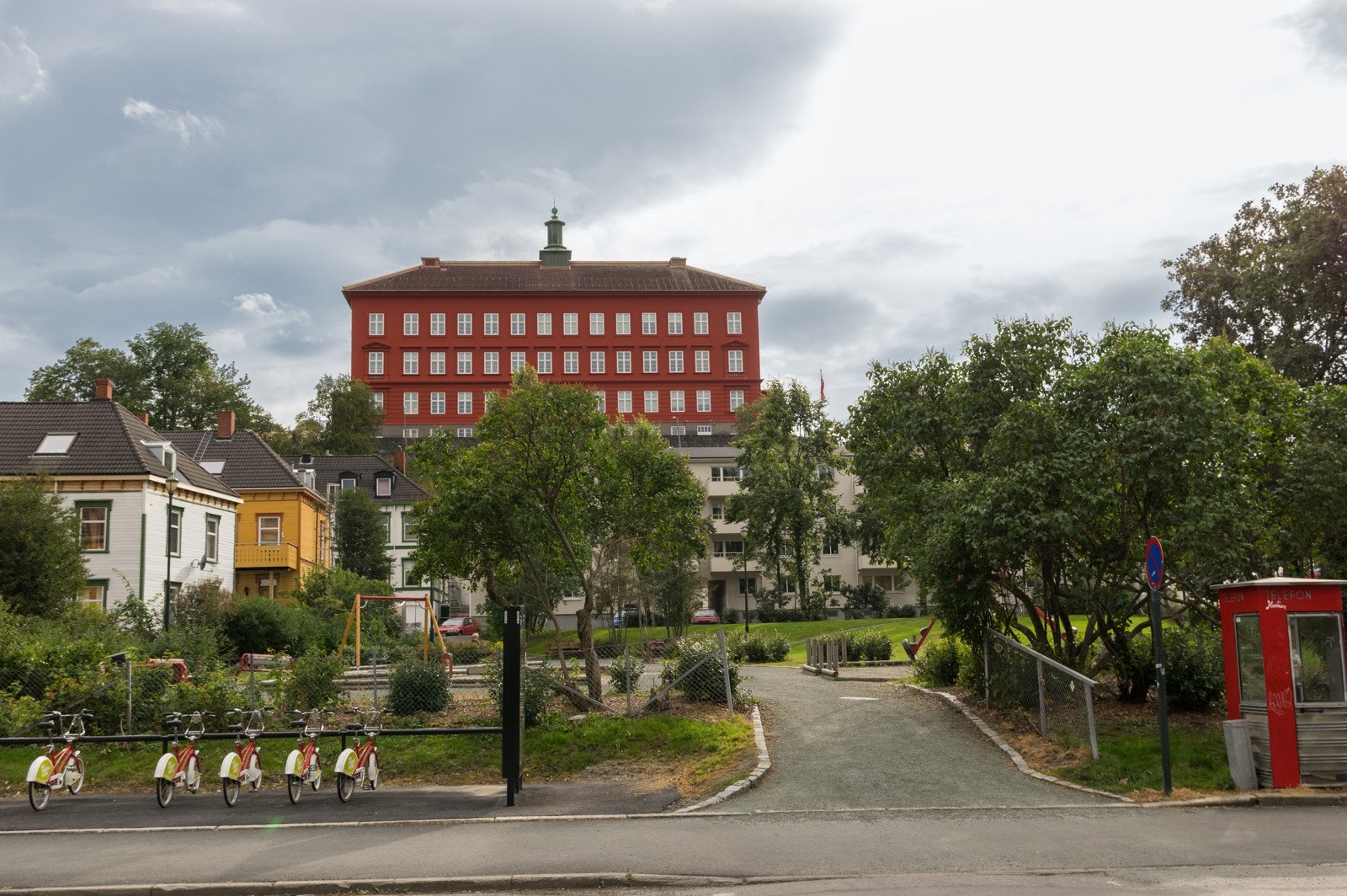 På Møllenberg bor man svært sentralt, med gangavstand til alt man behøver i hverdagen som dagligvarebutikk, treningssentre, kollektivtransport og flere av byens studiesteder. Galleribilde