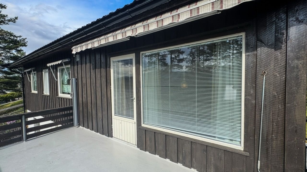 Solrik terrasse med stor markise. Utgang fra stue. Galleribilde