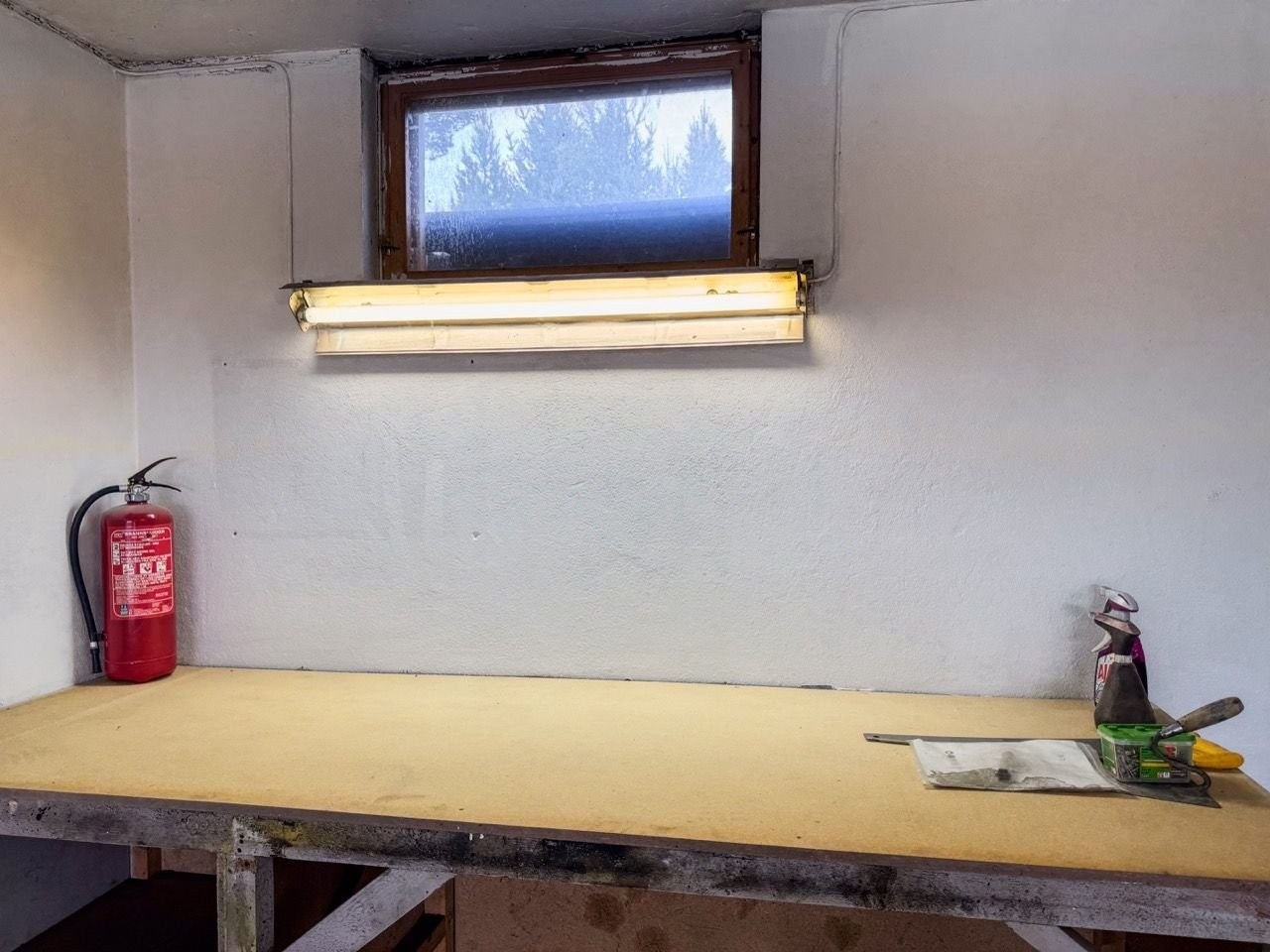 Arbeidsbenk med godt arbeidslys Galleribilde