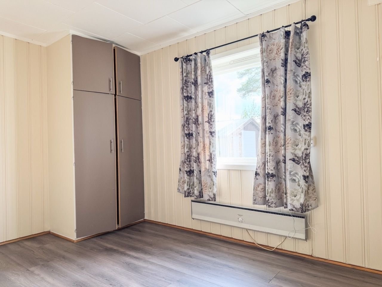 Soverom 3 med enkel garderobeløsning. Galleribilde