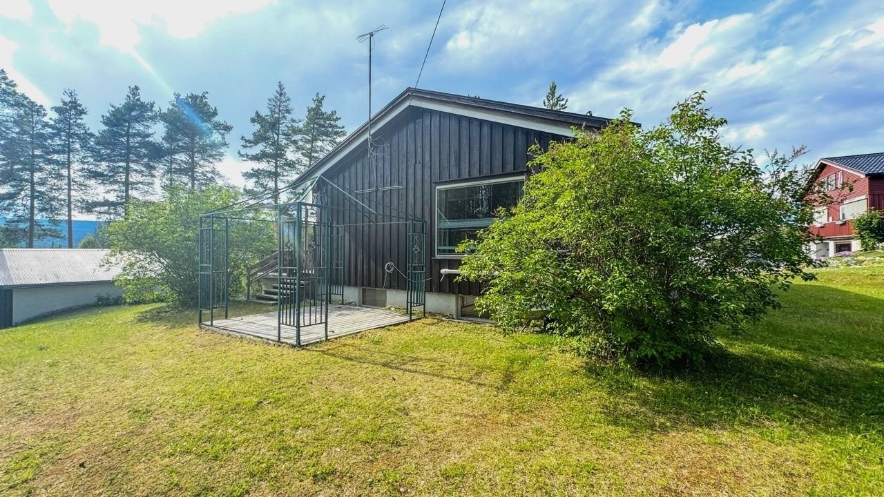 Solrikt uteområde med hagetelt og platting Galleribilde