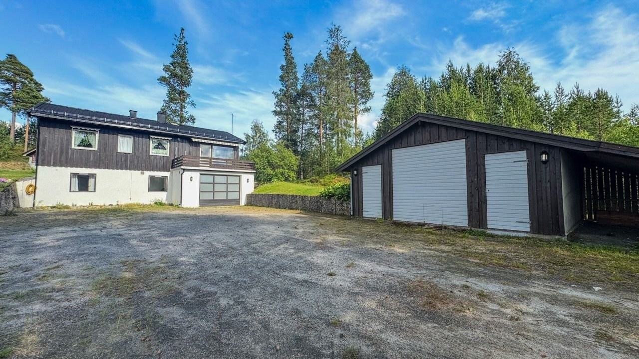 Romslig og velholdt enebolig med stor gårdsplass Galleribilde