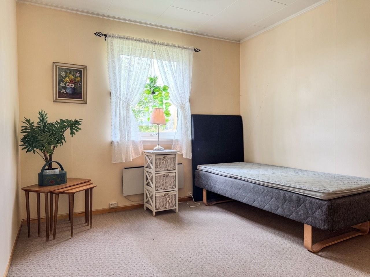 Soverom 2 med teppegulv. Alle flater pusset opp i 2015 Galleribilde