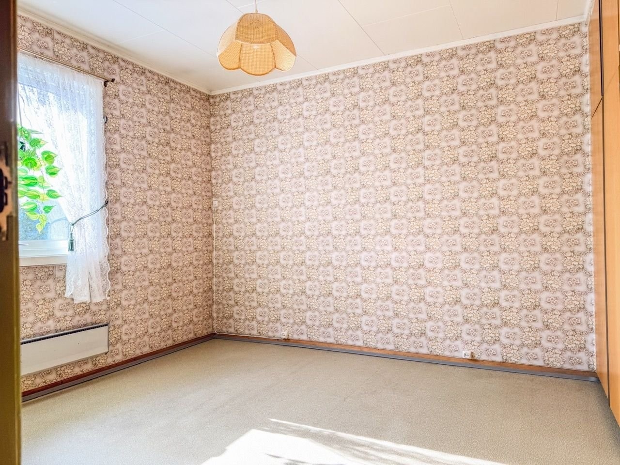 Soverom 1 med vinylgulv og tidsriktig tapet Galleribilde