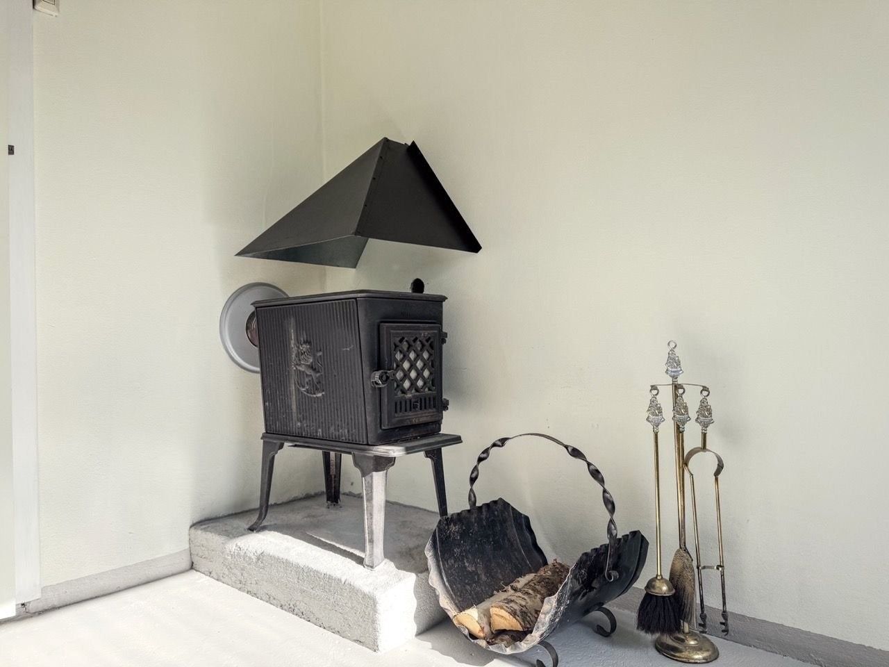 Vedfyring i vaskerom. Galleribilde