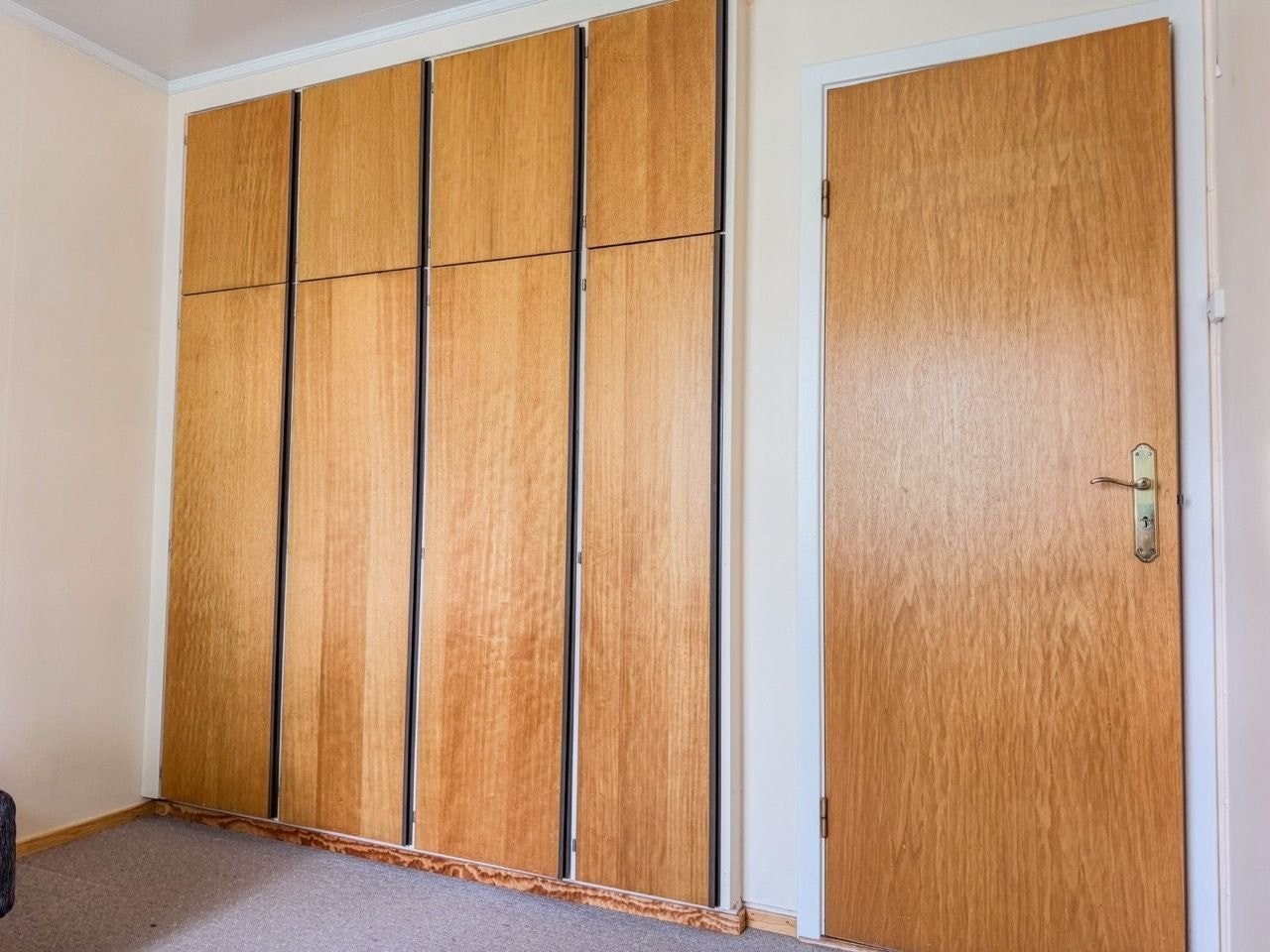 Soverom 2. Romslig plassbygd garderobeløsning. Galleribilde