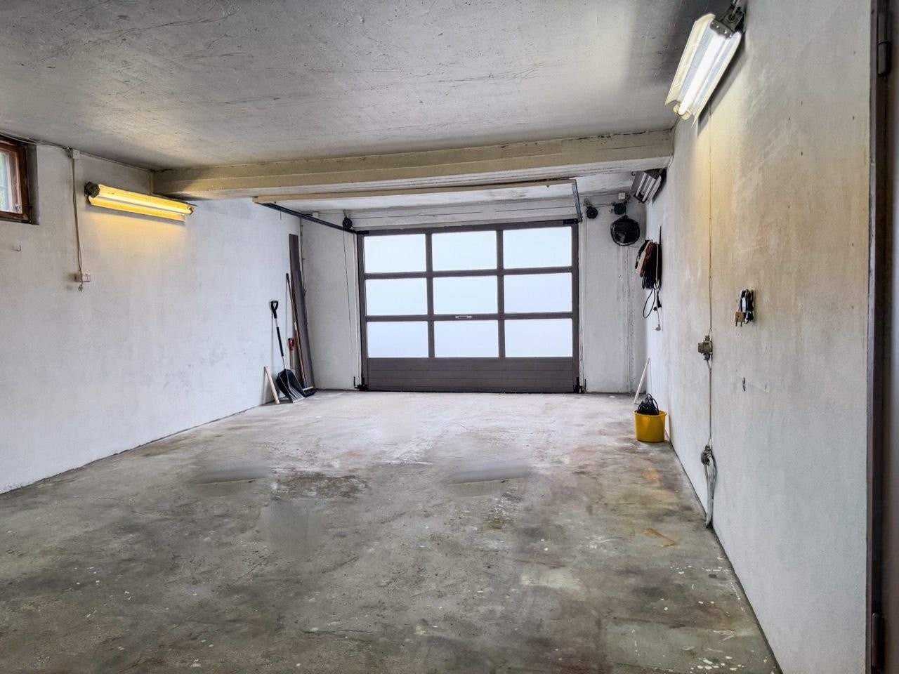 Svært romslig garasje/verksted med varmekabler i betonggulv. Galleribilde