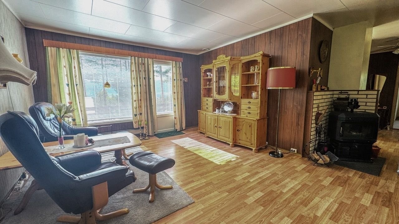 Romslig stue med parkett og varmepumpe. Galleribilde