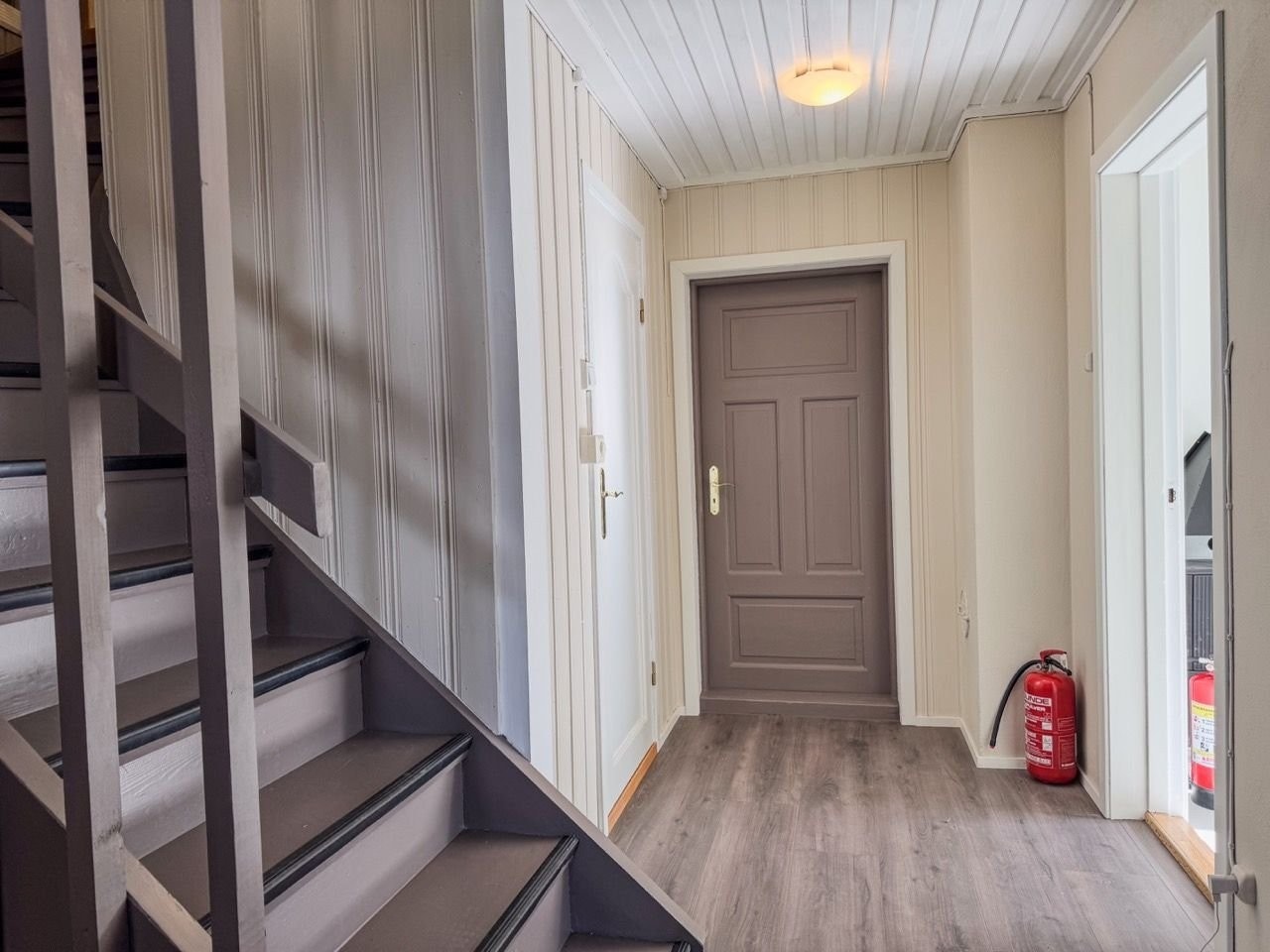 Underetasjen mot utgang til garasje/verksted Galleribilde