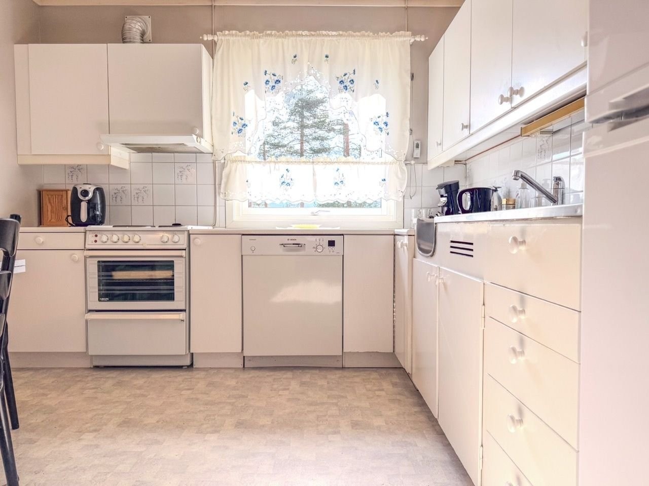 Eldre kjøkkeninnredning med hvitevarer. Galleribilde