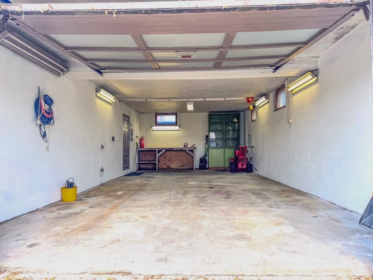 Fra verkstedet med arbeidsbenk og talje i H-bjelke. Godt arbeidslys. Galleribilde