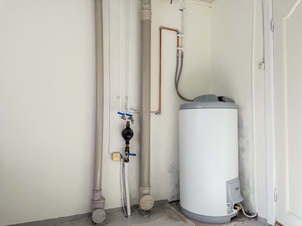 Vaskerom med ny VV-bereder i 2025. Galleribilde