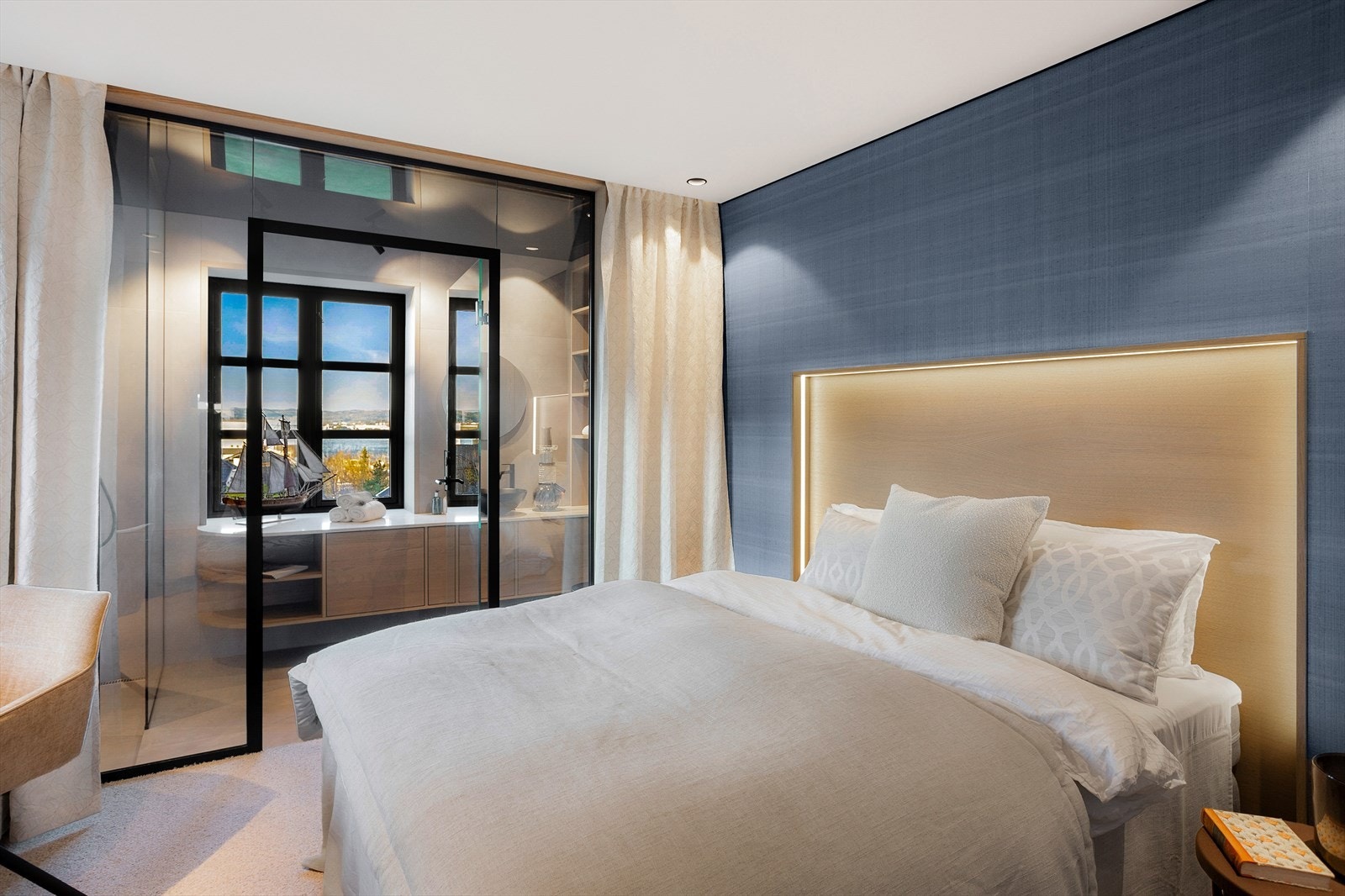 Leiligheten kan skilte med to lekre bad, begge totalrenovert i 2024. Hovedbadet i tilknytning til soverommet byr på flislagte overflater, vegghengt toalett og stilren innredning. Galleribilde