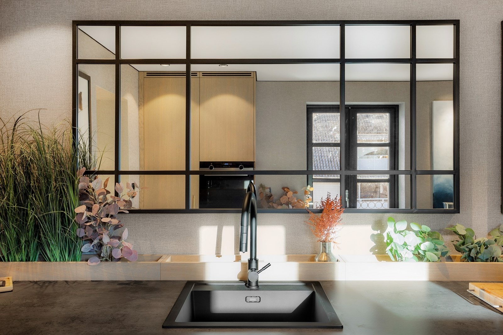 Fra kjøkkenet har du utgang til en solrik balkong, som forlenger rommet og inviterer til hyggelige stunder utendørs. Galleribilde