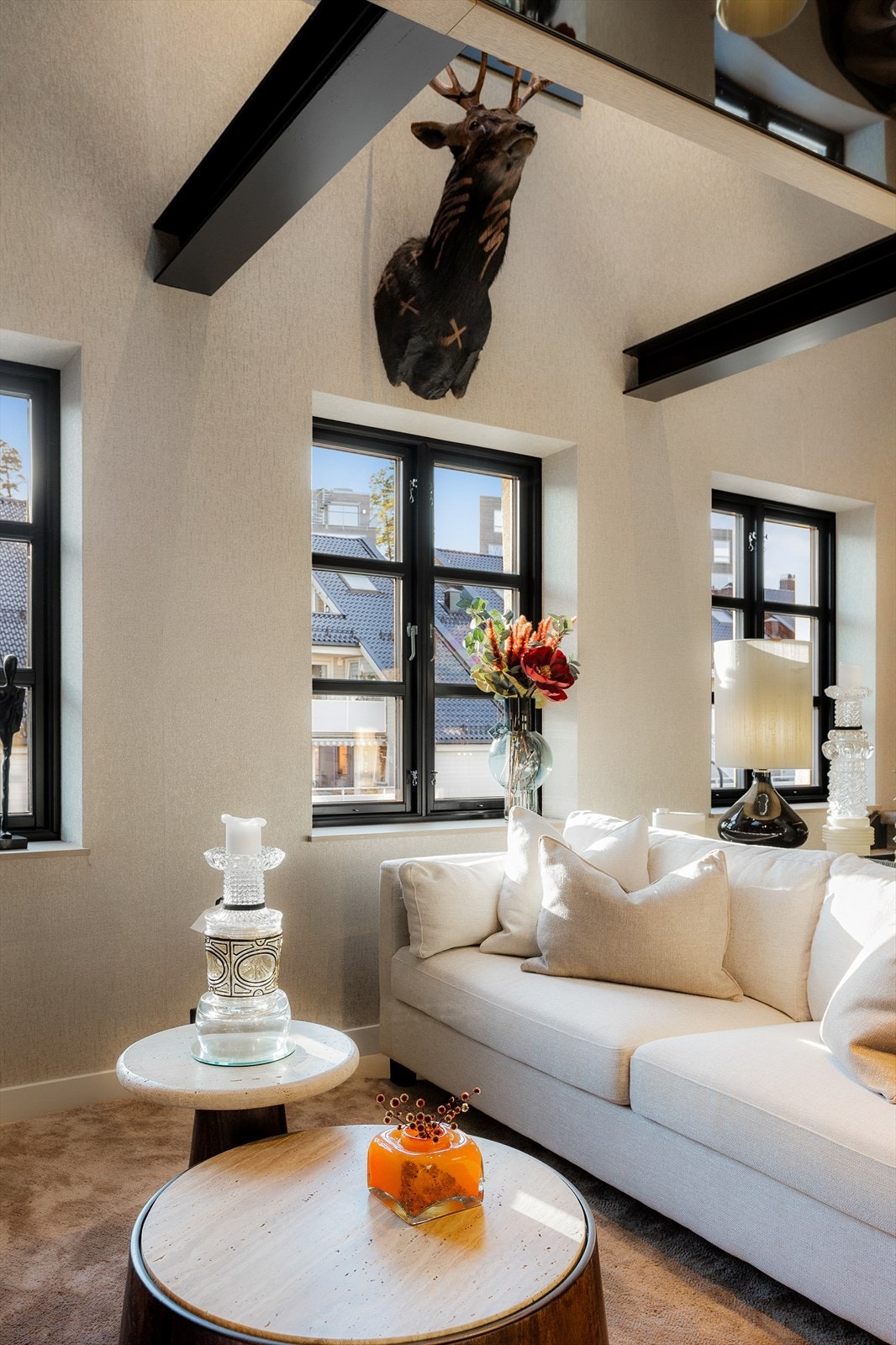 Lys og romslig stue med rikelig oppbevaringsplass Galleribilde