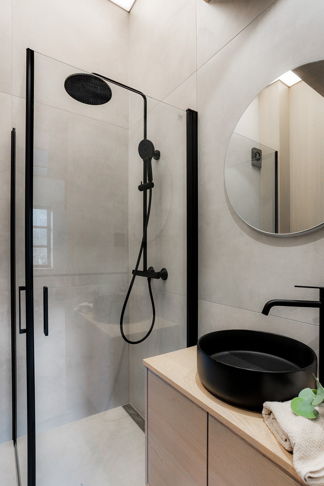 Det andre badet kombinerer gjestetoalett med vaskerom - også dette med moderne løsninger, dusj og opplegg for vaskemaskin. Galleribilde