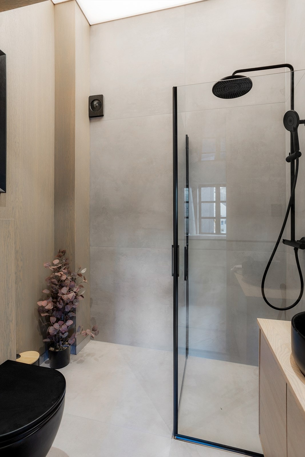 Begge badene er utført med tidsriktige materialer, membranløsninger og elektriske varmekabler, som sikrer komfort og kvalitet i mange år fremover. Galleribilde