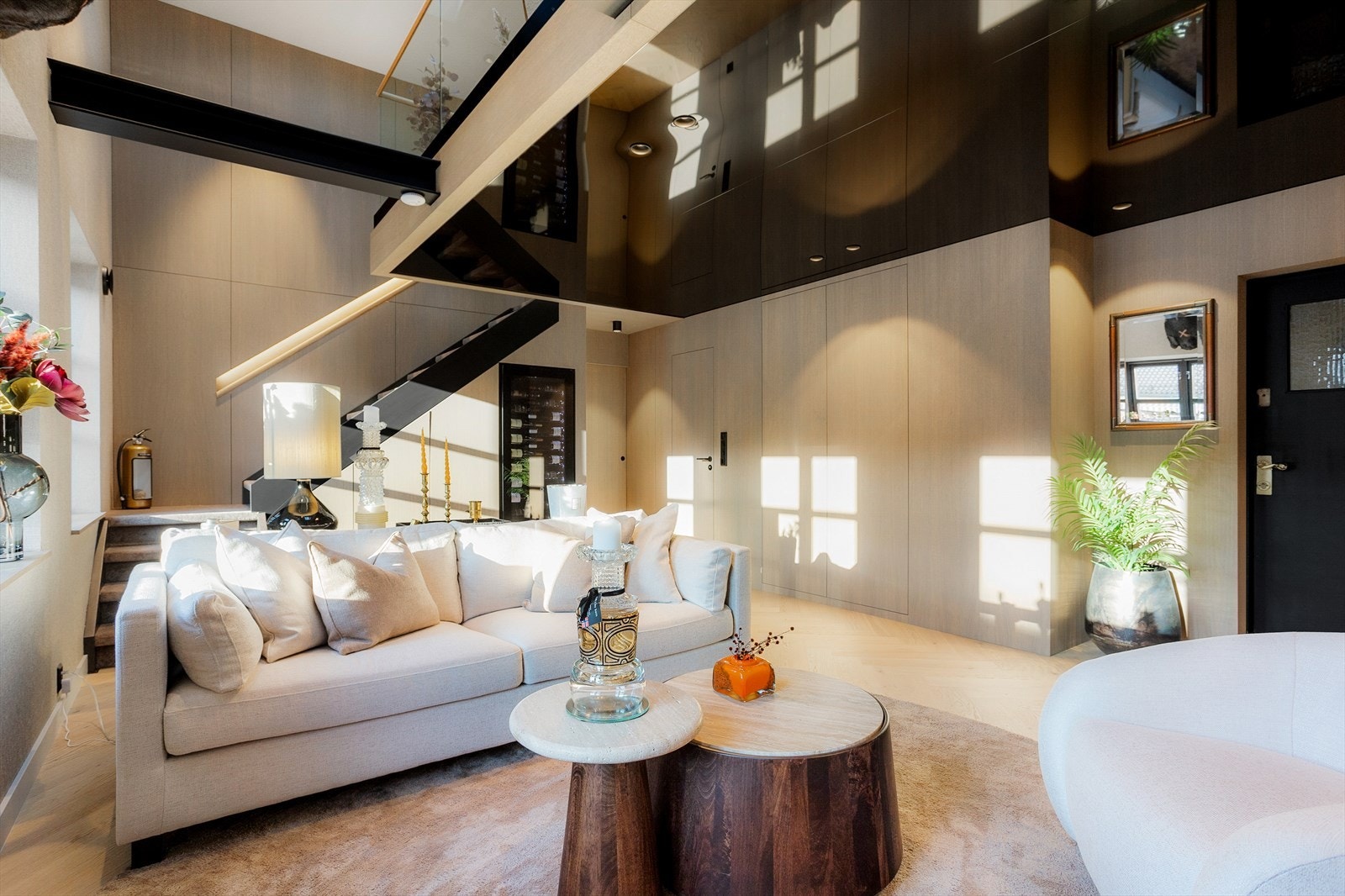 Store vindusflater slipper inn rikelig med dagslys og fremhever den luftige følelsen. Galleribilde