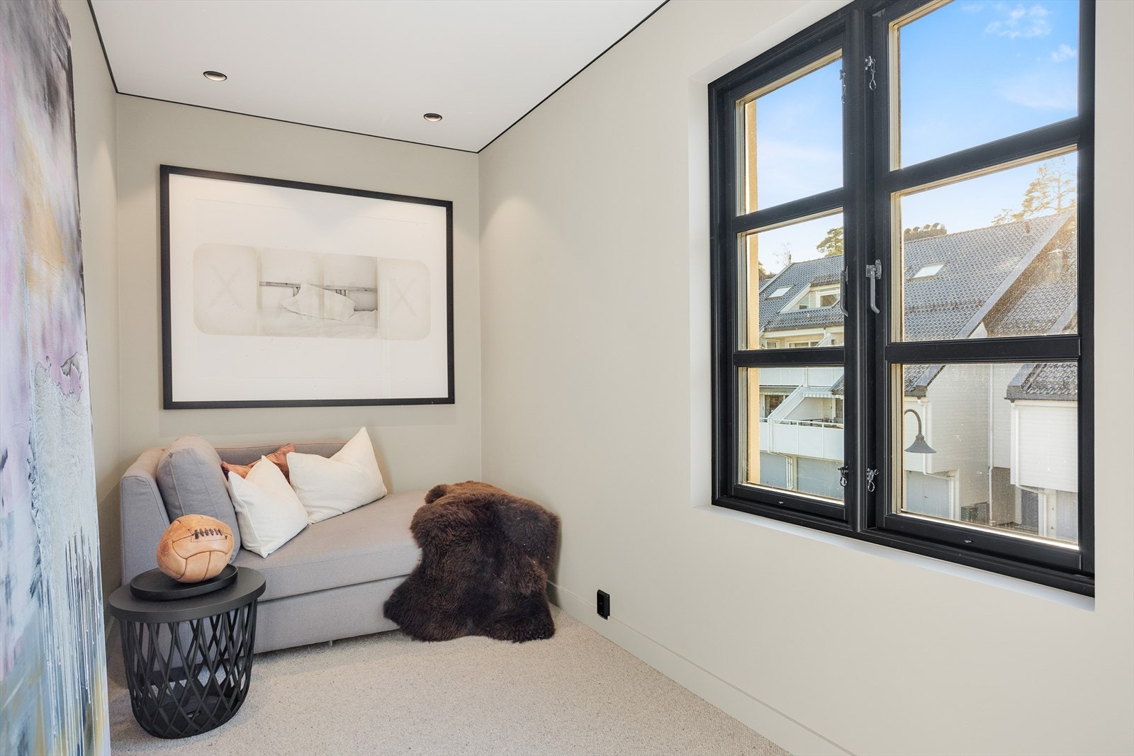 Det andre soverommet gir fleksibilitet, enten som barnerom, gjesterom eller hjemmekontor. Galleribilde