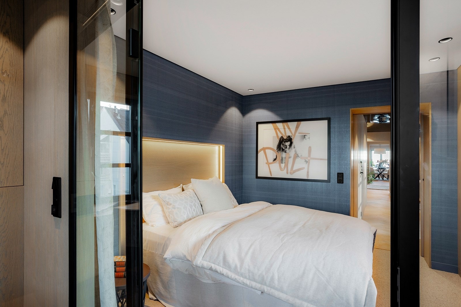 Boligen har to romslige soverom, begge med smakfulle materialvalg og lune atmosfærer. Galleribilde