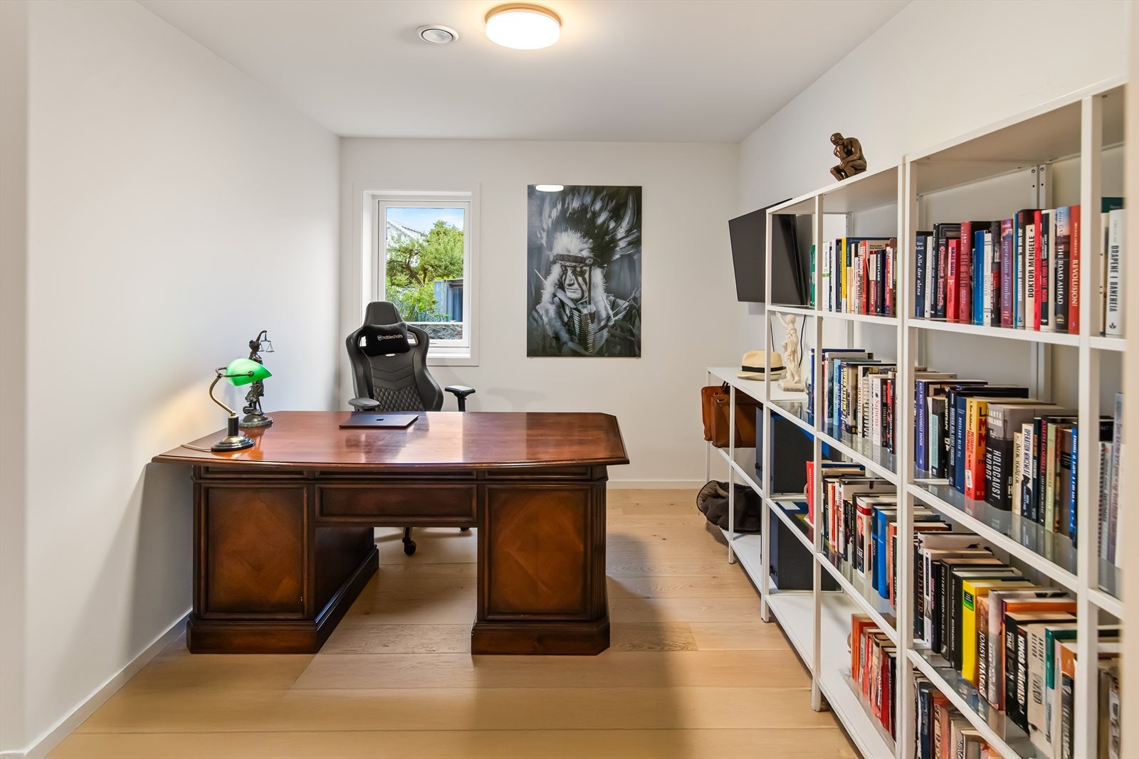 Boligen har hele 6 soverom totalt- fordelt med fire i 1. etasje og to i 2. etasje. Galleribilde