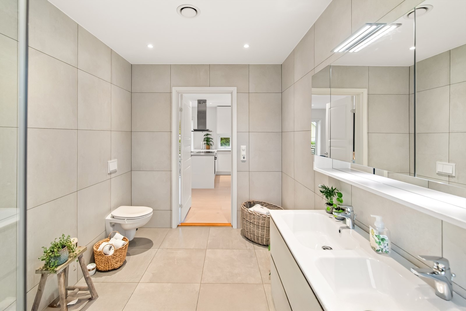 Av innredning er det dusjhjørne, vegghengt toalett, og baderomsinnredning av dobbelservant nedfelt i innredning med skuffer med overhengt speilskap. Galleribilde