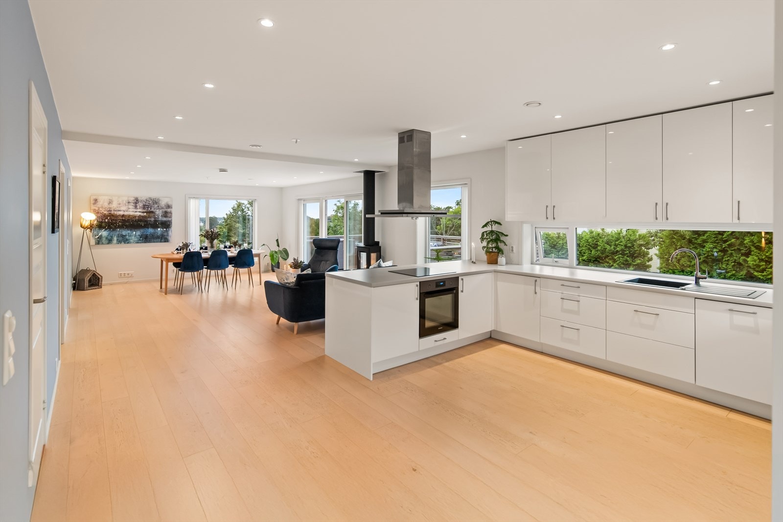 Planløsningen er gjennomtenkt med gode soner for både familieliv og privatliv, og gir fleksibilitet til en hver livssituasjon. Galleribilde