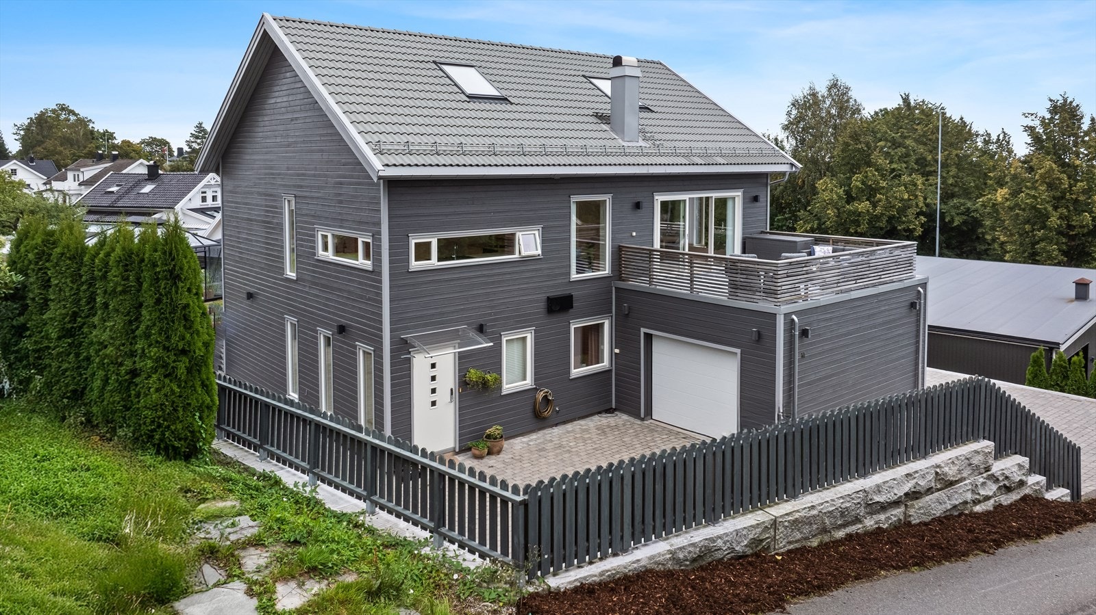 Gode parkeringsmuligheter i eget gårdsrom, samt i integrert garasje. Det er elbil-lader på yttervegg. Galleribilde