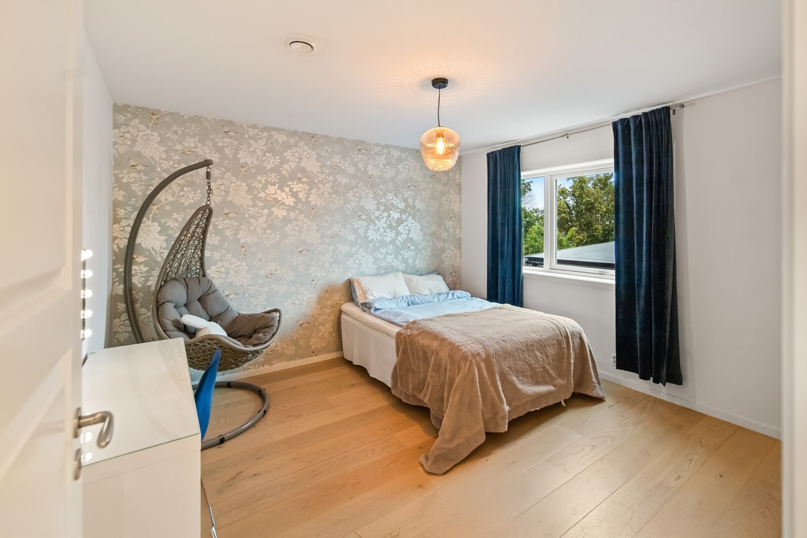 Soverom nr. tre har god plass til dobbeltseng med tilhørende møblement og er utstyrt med en praktisk skyvedørsgarderobe. Galleribilde