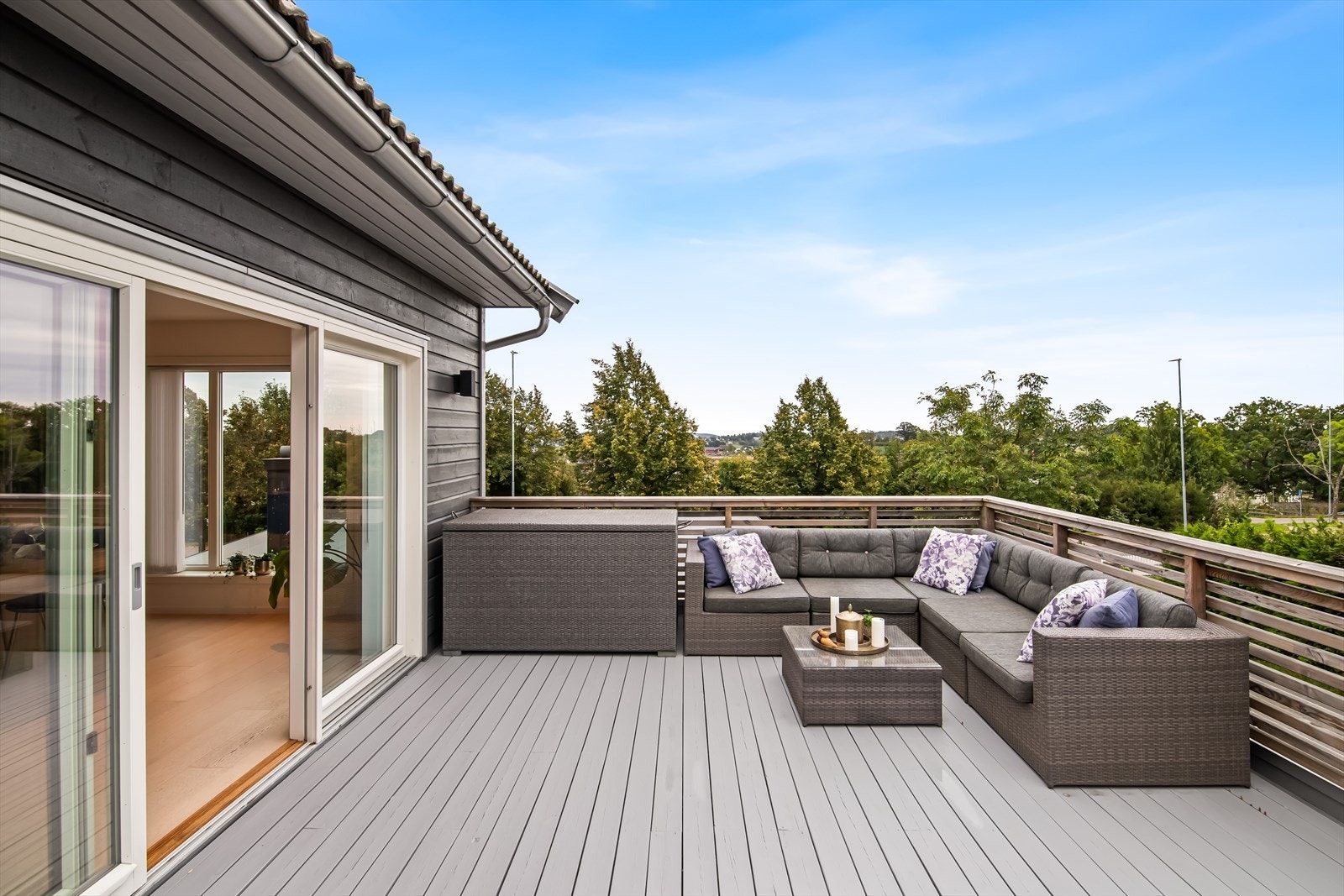 Fra stue / kjøkken er det utgang til boligens herlige takterrasse med gode solforhold. Galleribilde