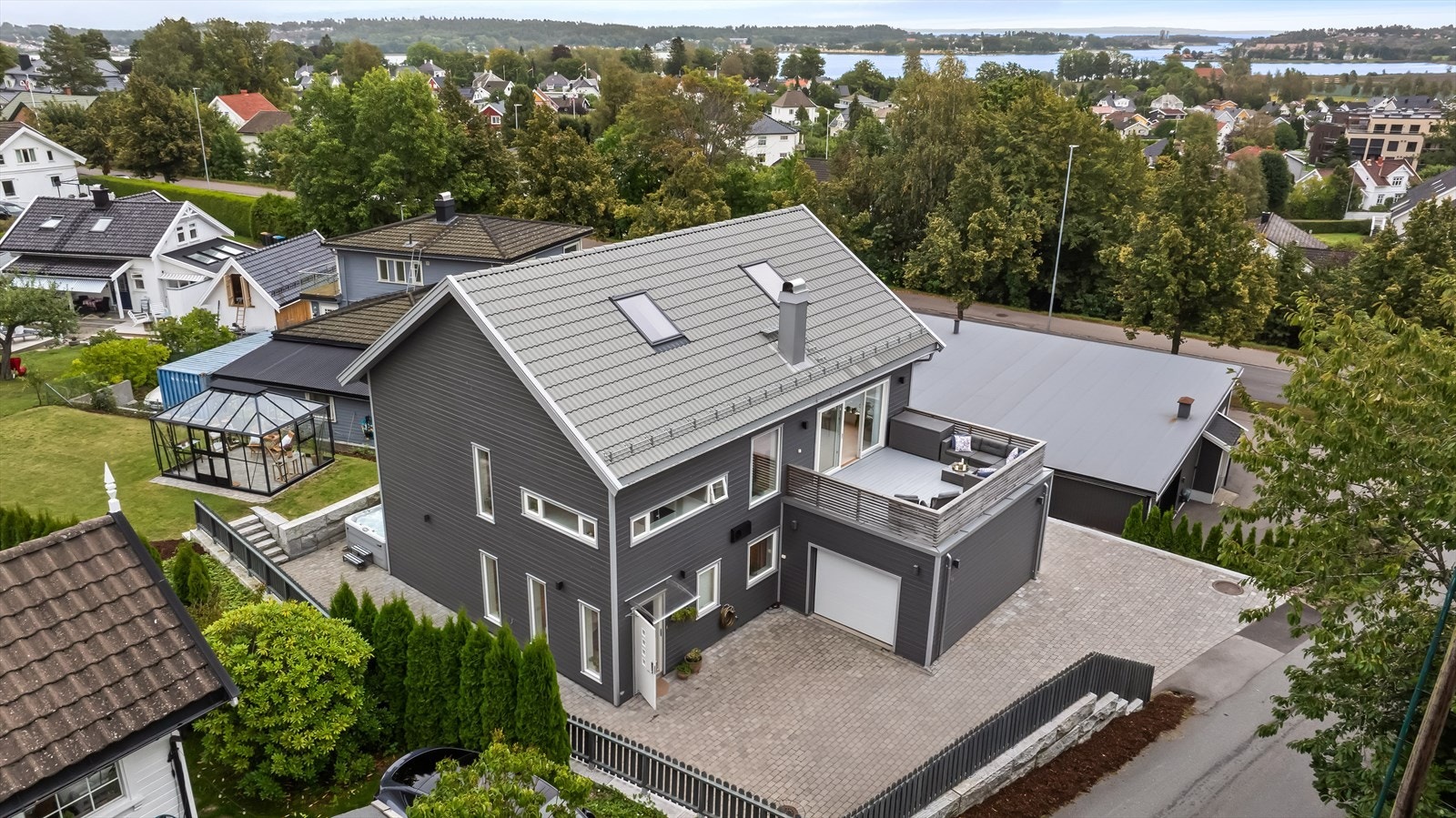 Fra boligen er det gangavstand til Teie Torv, som byr på et rikt utvalg av butikker, hyggelige kafeer og alle nødvendige servicetilbud. Galleribilde