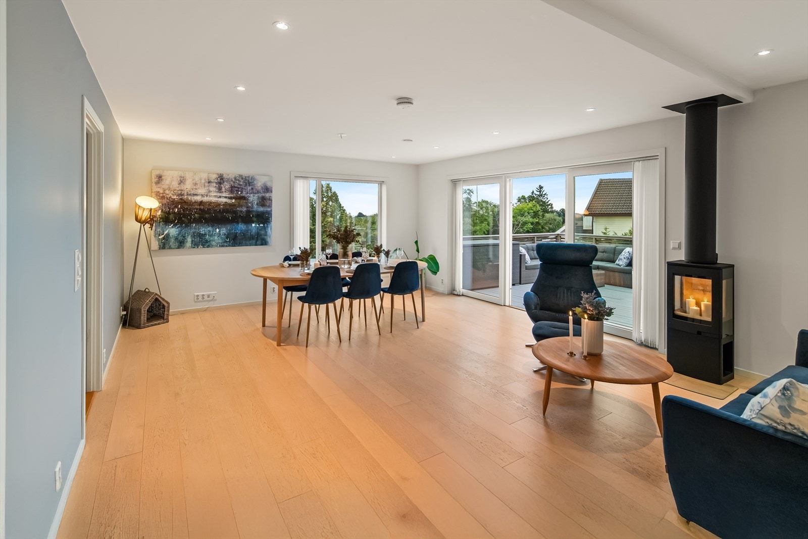 Sentralt plassert i rommet står en varmeeffektiv peiseovn og via dør terrassedør på sydvegg er det utgang til en flott takterrasse på ca. 25 kvm - perfekt for sommerdager, grilling eller rolige kvelder. Galleribilde