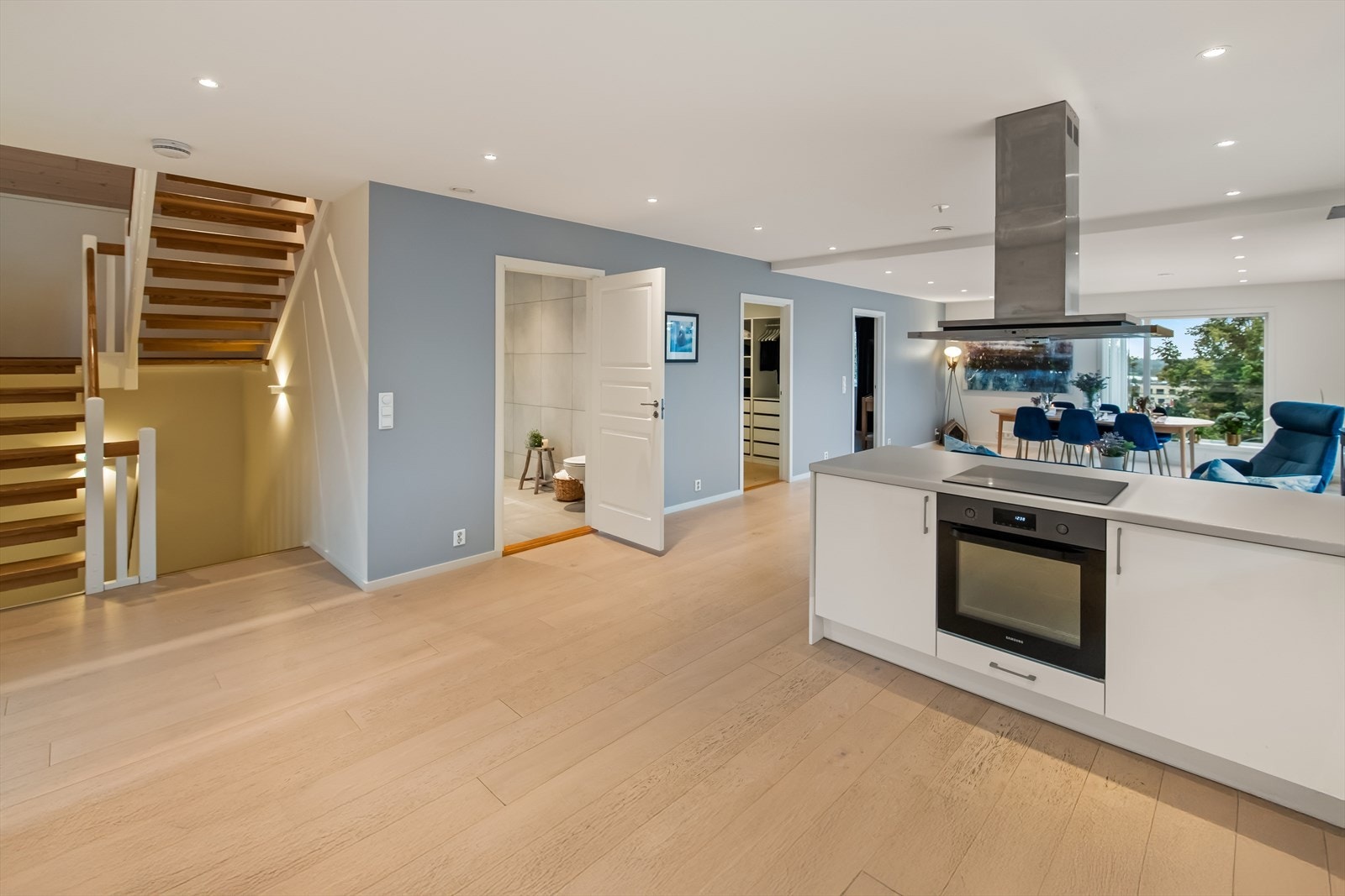 Dette er et hjem som kombinerer komfort, plass og beliggenhet - et perfekt valg for den som ønsker det beste av både byliv, natur og sjø i hverdagen. Galleribilde