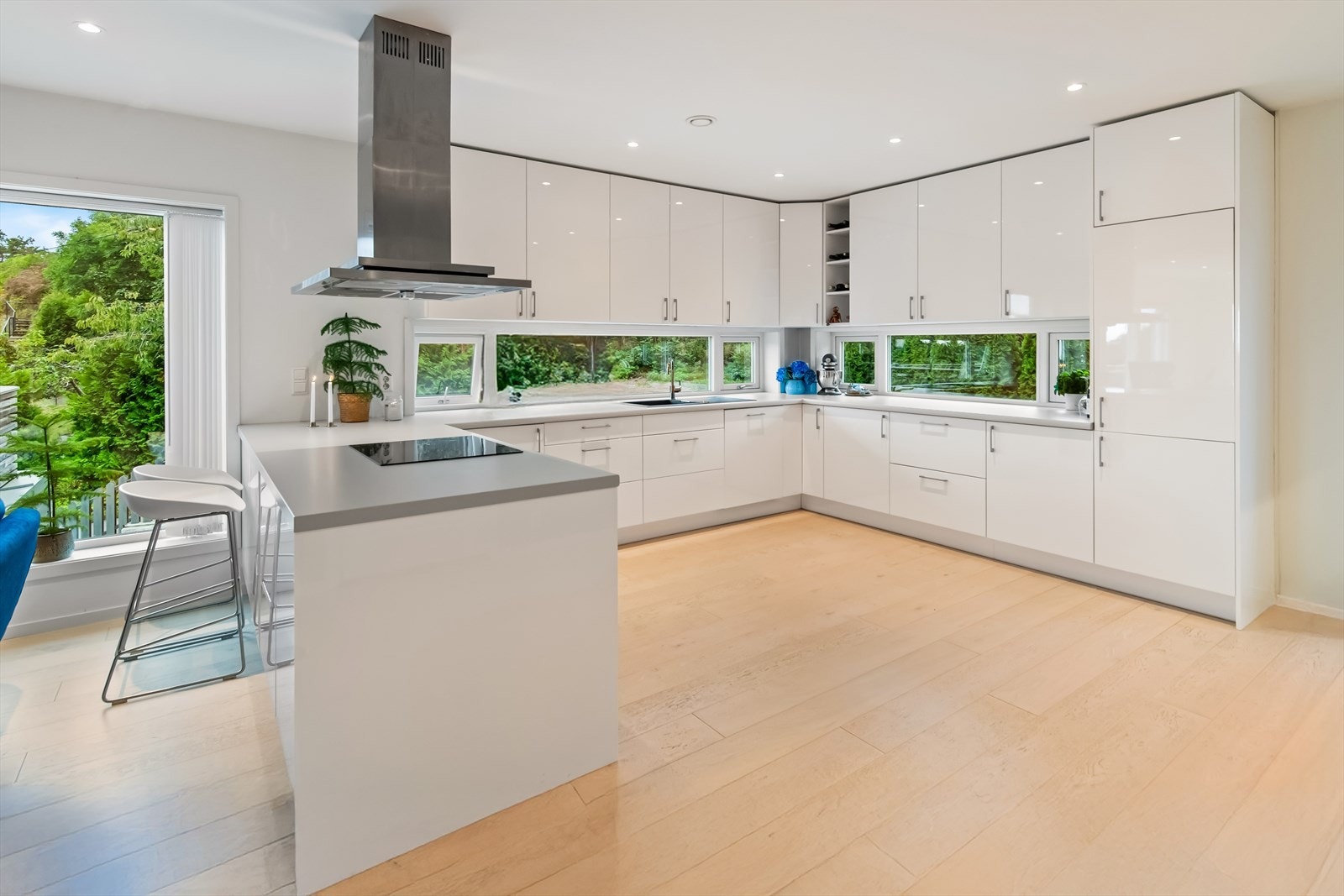 Deler av kjøkkeninnredningen kan benyttes som en ekstra spiseplass - perfekt for de enklere måltidene i hverdagen. Galleribilde