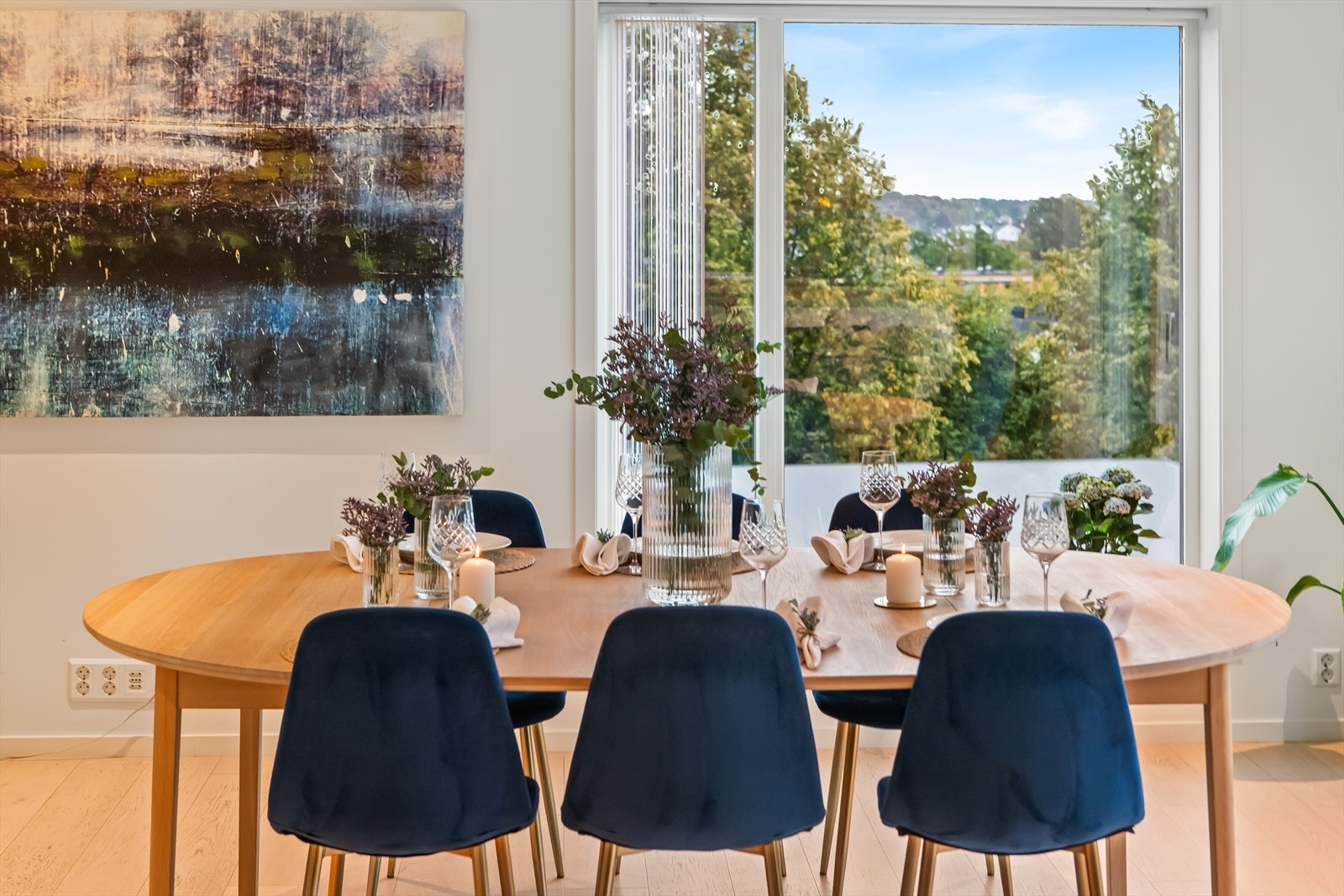 Spisestuen innbyr til hyggelige sammenkomster og gode måltider. Galleribilde