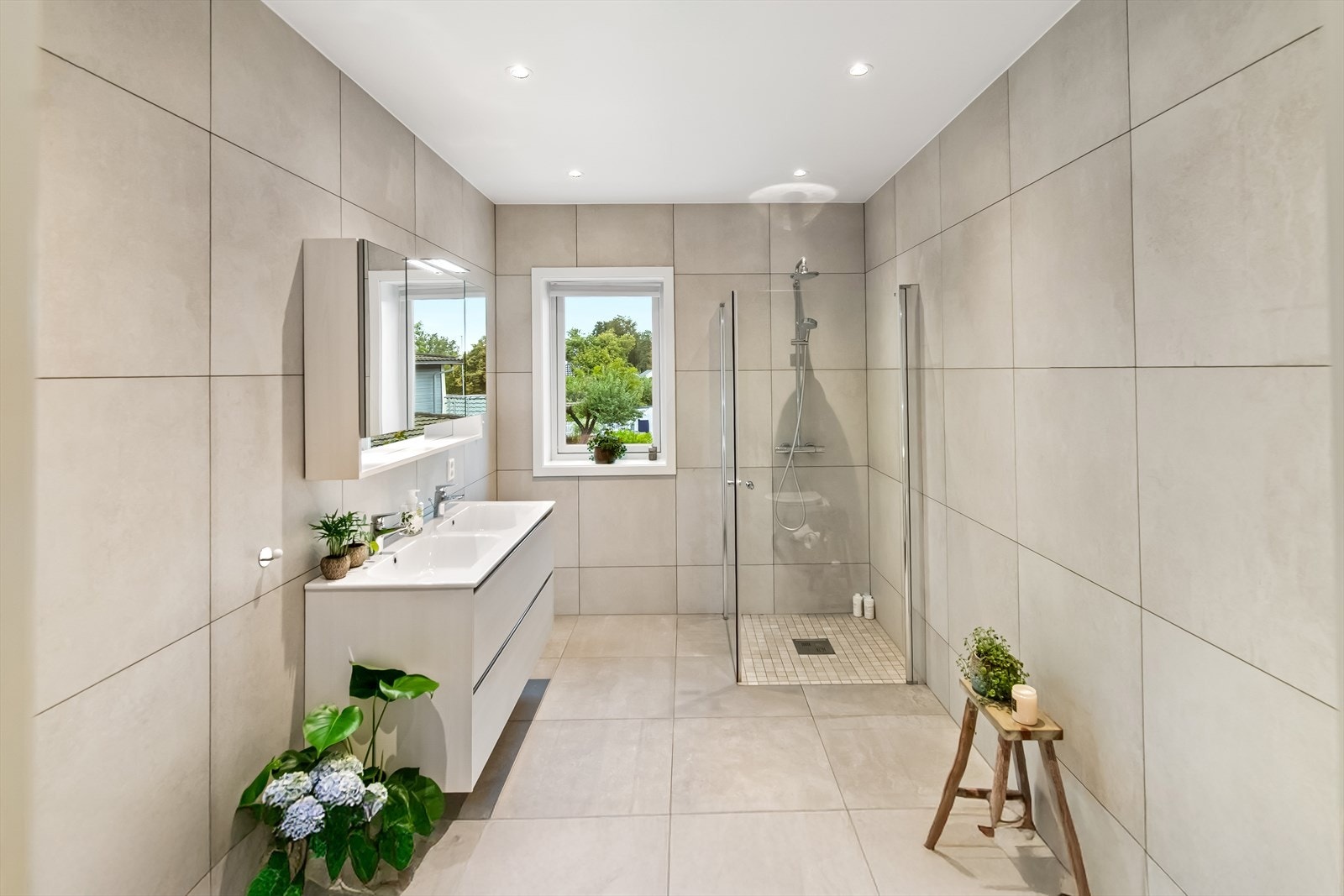 Baderommet i 2. etasje er flislagt både på gulv og vegger og varmekabler i gulv som gir en lun og god varme. Galleribilde