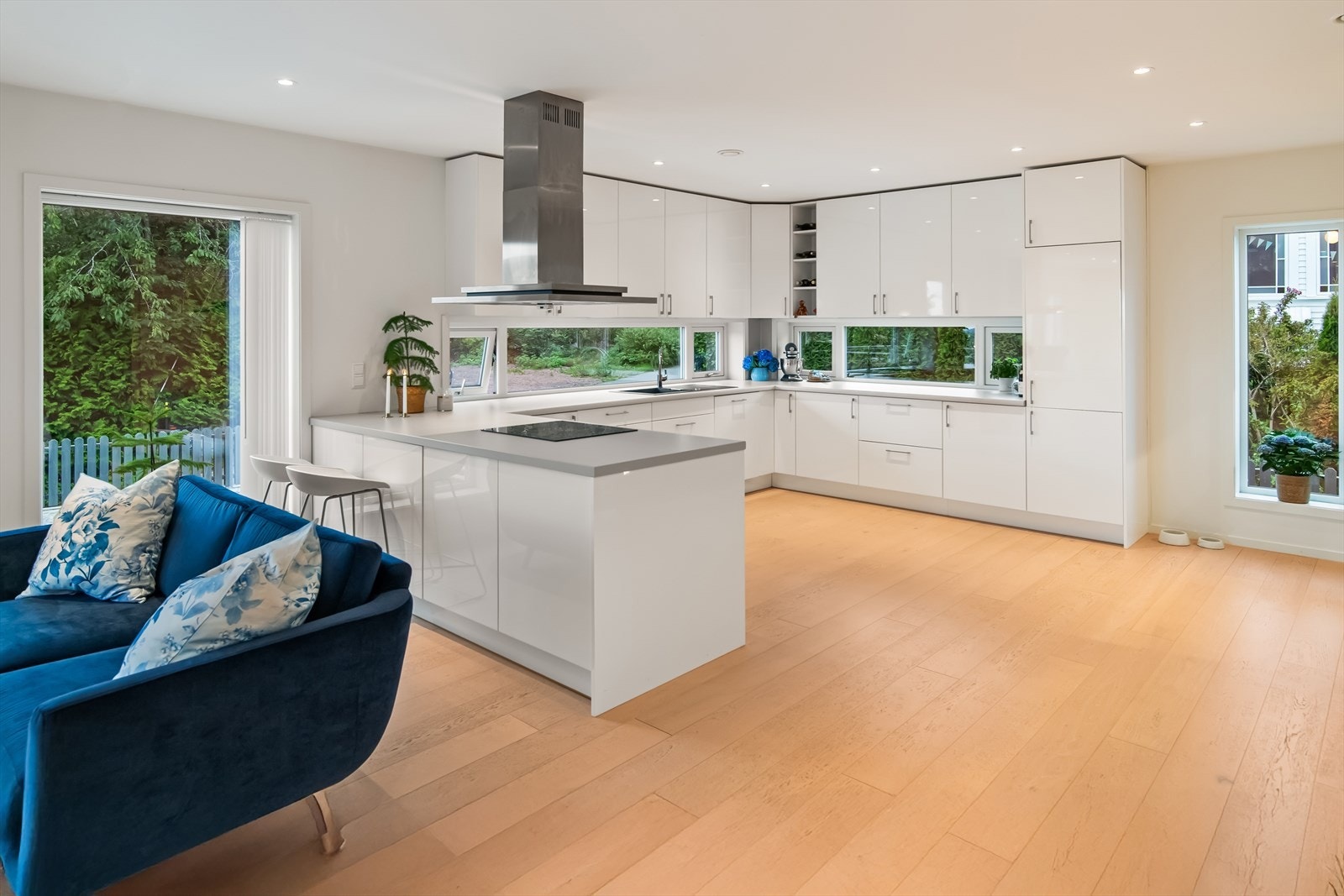 Det er integrerte hvitevarer som oppvaskmaskin, kjøl/fryseskap, komfyr og platetopp, samt en fritthengende ventilatorhette fra Røros. Under benkeskapet er det montert waterstopp. Galleribilde